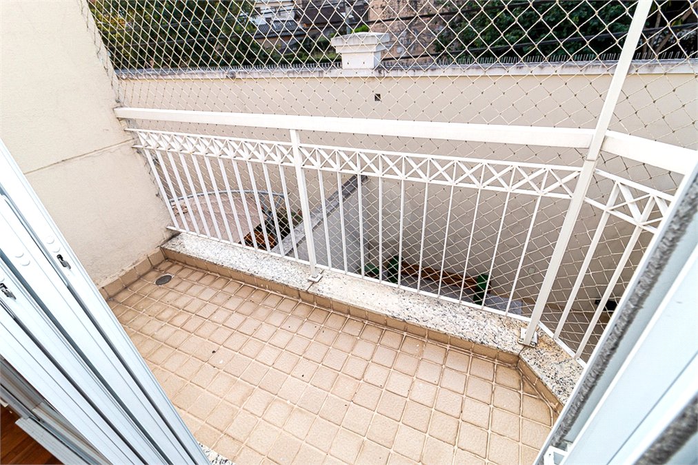 Casa à venda com 4 quartos, sendo 2 suítes, no condomínio Vila das Andorinhas, São Paulo - SP