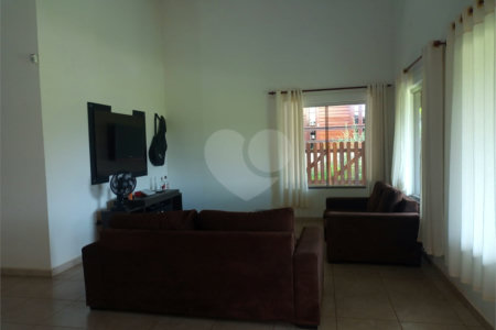 Casa à venda com 4 quartos, sendo 1 suíte,  no condomínio Village da Serra, Araçoiaba da Serra - SP