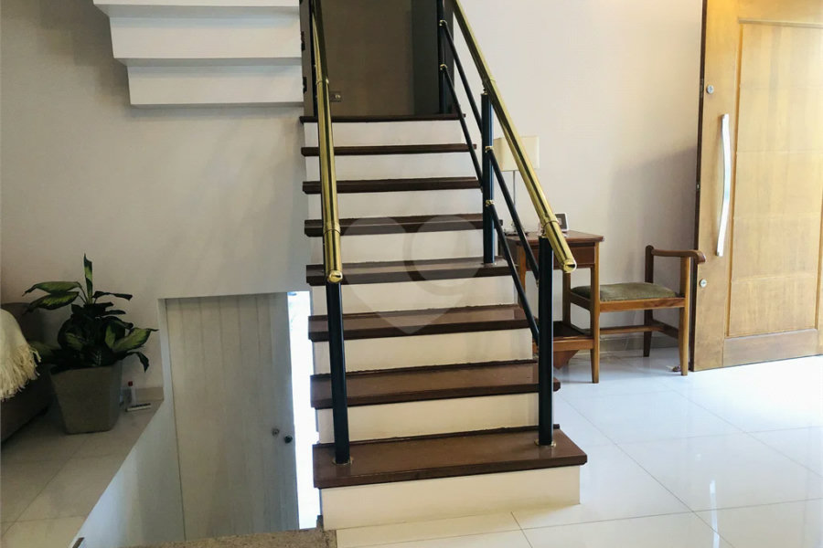 SOBRADO A VENDA NO TREMEMBÉ - 3 DORMS. (1 SUÍTE) E 5 VAGAS