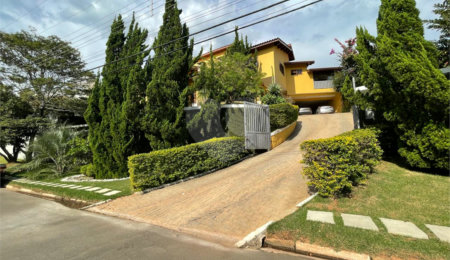Casa à venda com 9 quartos, sendo 4 suítes, em Condomínio Flamboyant-b, Atibaia, SP
