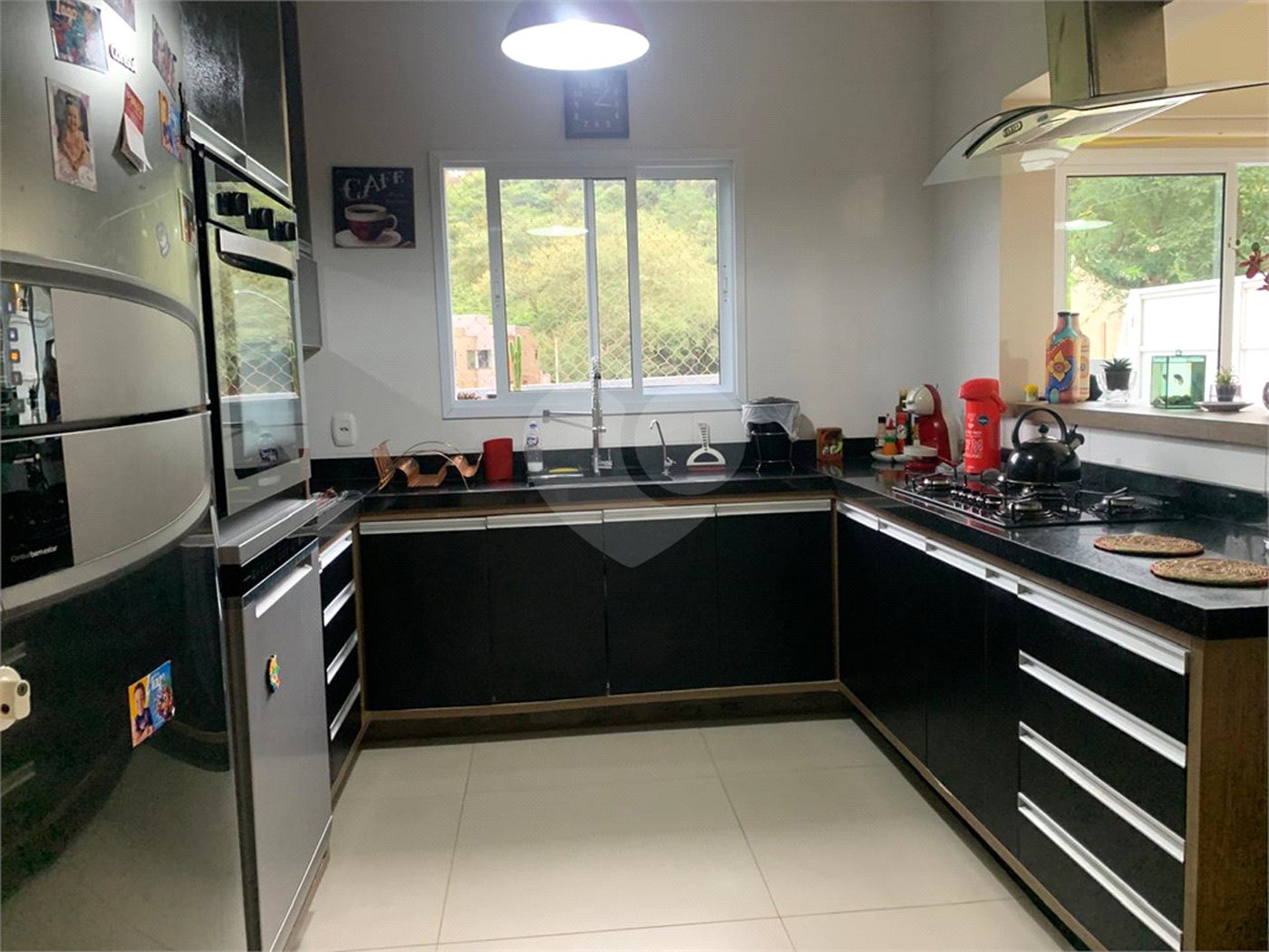 Casa à venda com 3 quartos, sendo 1 suíte, no condomínio Residencial Ponderosa, São Roque - SP