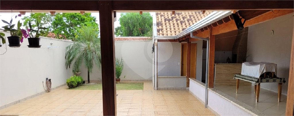 Casa térrea com 2 dormitórios, sendo 1 suíte.