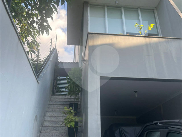 Sobrado à venda com 3 suítes em Horto, São Paulo, SP