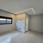 Casa térrea à venda com 3 quartos, sendo 1 suíte, no condomínio Portal Lamis, Atibaia - SP