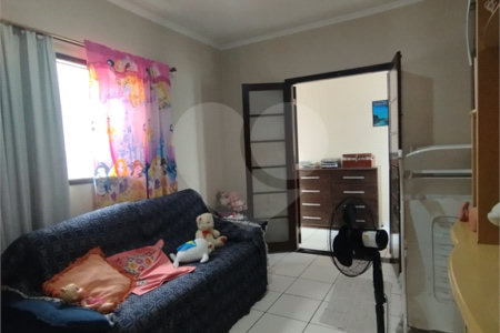 Sobrado à venda com 3 quartos, sendo 1 suíte, em Biritiba, Poá, SP
