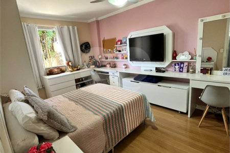 Casa à venda com 3 quartos, sendo 2 suítes, no condomínio Laura Serra, Rio de Janeiro - RJ
