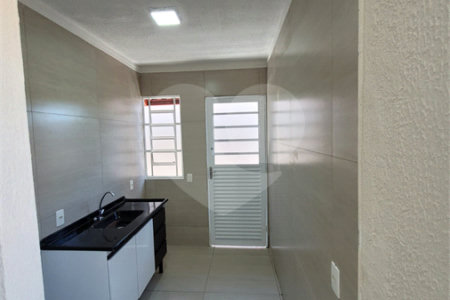 Seu Novo Lar Te Espera: Casa Aconchegante, Pronta para Morar e com 2 dormitórios e Amplo Quintal!