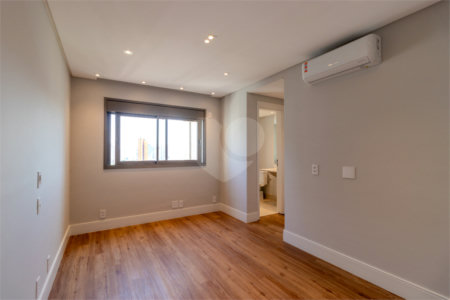 Apartamento para venda em Moema com 3 quartos, sendo 3 suítes, 2 vagas, 149 m²