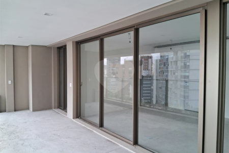 Apartamento à venda com 3 suítes em Moema, São Paulo, SP