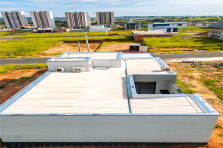 Indaiatuba- Jardim Bom Sucesso - Venda: R$ 765.000,00 - Área total: 150m² Área construída: 115m² - 3 dormitórios sendo 1 suíte com armário planejado; Cozinha integrada; Sala para dois ambientes; Banheiros com box gabinetes e espelhos; Área gourmet com churrasqueira a carvão e móveis planejados;