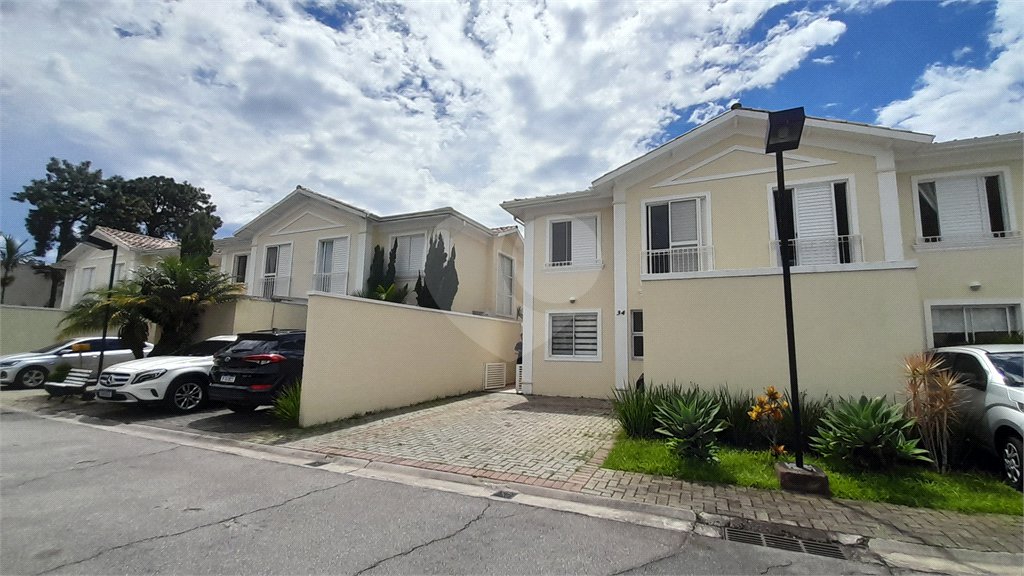 Casa à venda com 3 quartos, sendo 1 suíte, no condomínio Residencial Jardins, São Bernardo do Campo - SP