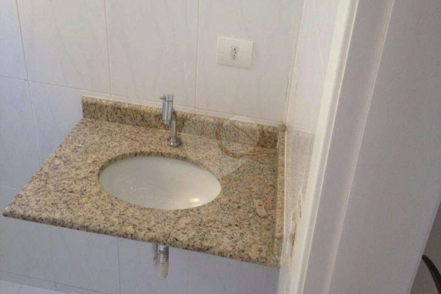 Casa à venda com 3 quartos, sendo 2 suítes, no condomínio Residencial Vegas, São Paulo - SP