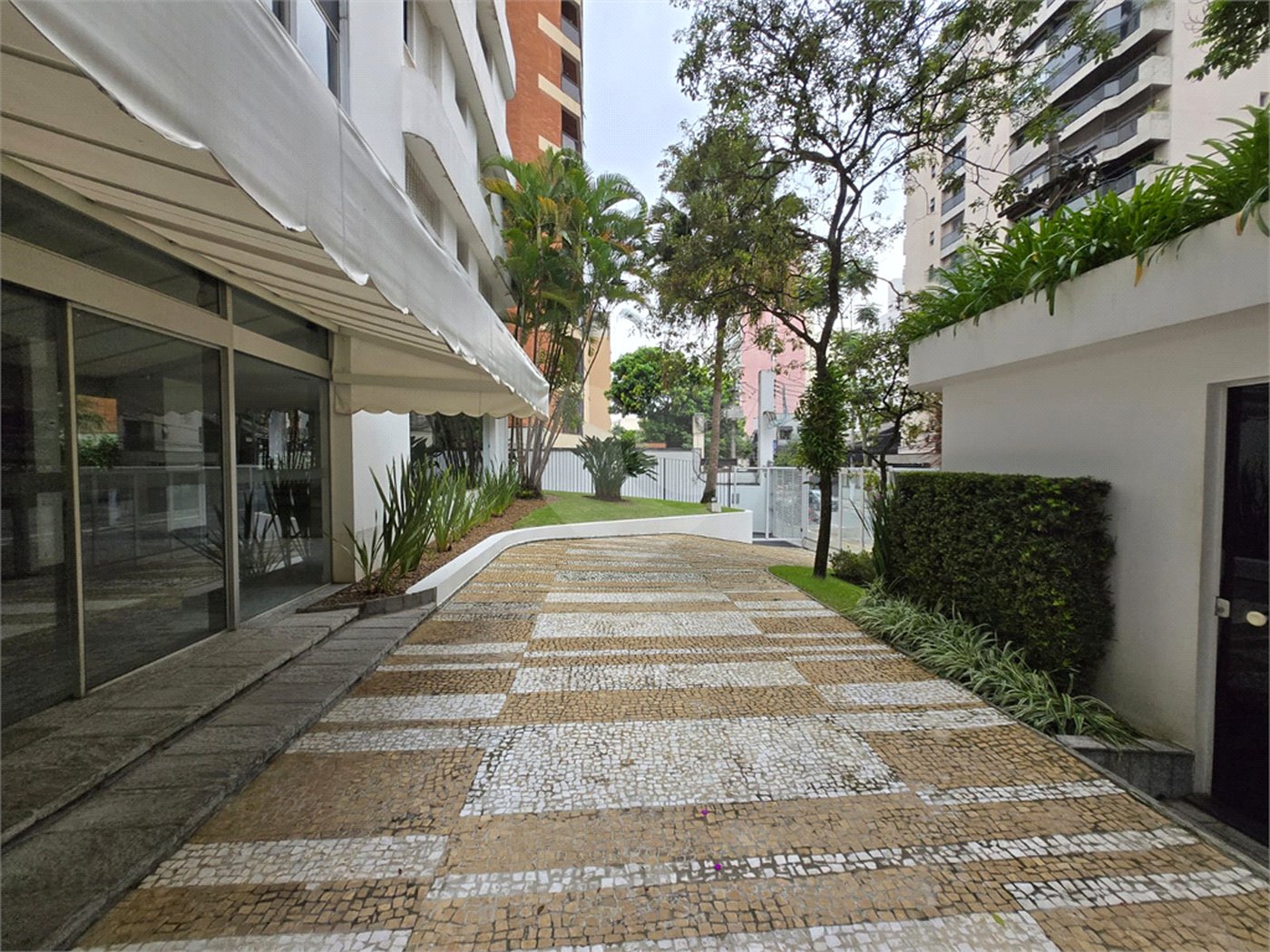 Apartamento à venda com 3 quartos, sendo 1 suíte, em Indianópolis, São Paulo, SP
