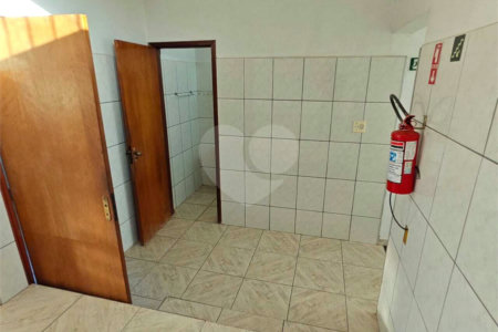 ?Oportunidade Única em São Carlos: Salão Comercial + Casa Independente nos Fundos – Ideal para Investidores!