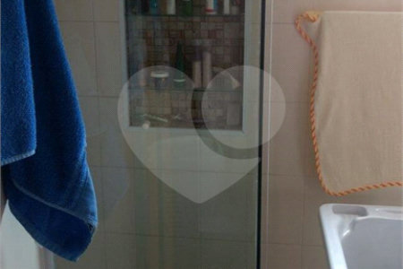 Sobrado à venda com 3 quartos no Centro, Poá, SP