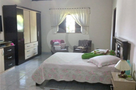 Casa à venda com 4 quartos, sendo 3 suítes,  em Vila Áurea, Poá, SP
