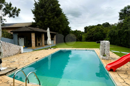 Casa à venda com 4 quartos, sendo 3 suítes, no condomínio Village da Serra, Araçoiaba da Serra - SP