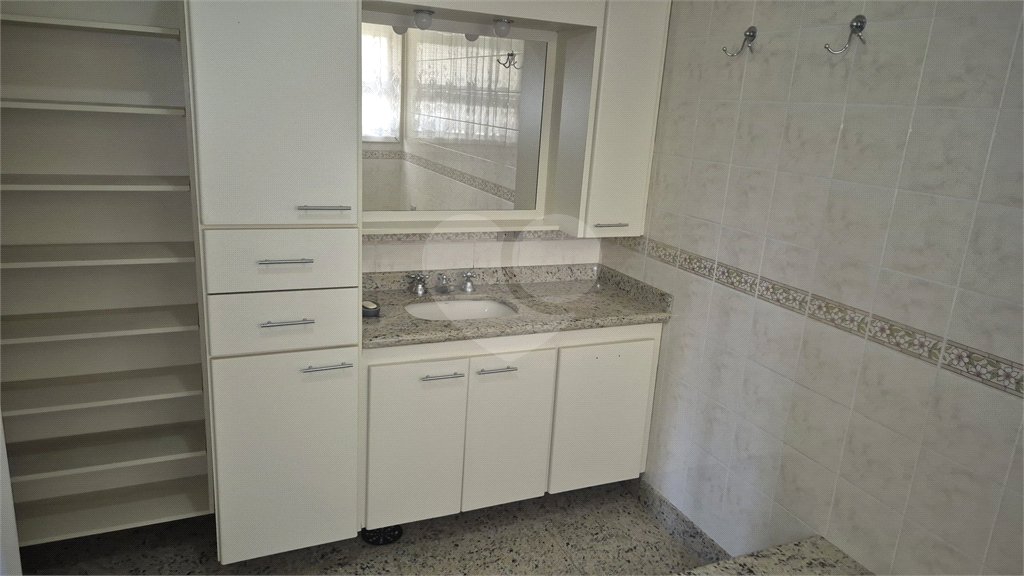 Casa à venda com 4 quartos, sendo 3 suítes,  no condomínio Chácara das Rosas, São Paulo - SP