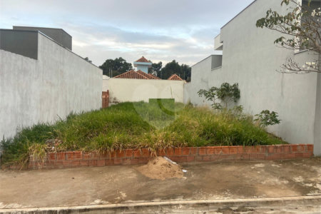 Terreno no Parque dos Flamboyant.