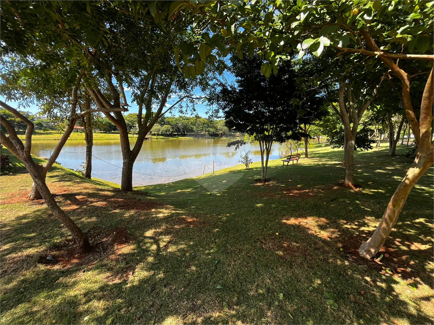 Casa à venda com 3 quartos, sendo 1 suíte, no condomínio Lago dos Ipês, Itapetininga - SP