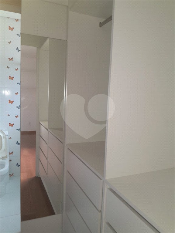 Casa à venda ou para alugar com 4 suítes em Chácaras São Carlos, Cotia, SP