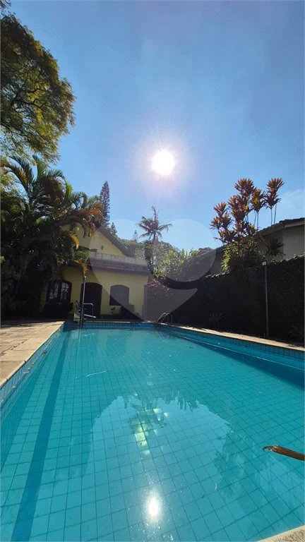 Casa com Piscina, Sauna e Edícula em Rua Arborizada no Tremembé