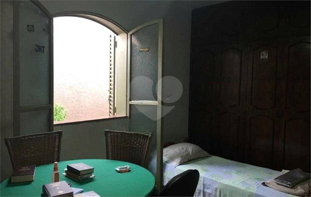 Casa térrea com 3 dormitórios, sendo 2 suítes.