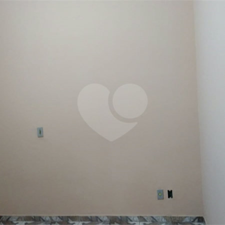 Casa Térrea com 3 dormitórios, sendo 1 suíte.