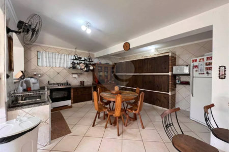 Chácara com excelente infraestrutura, contendo casa com 8 dormitórios, 900 m² de área construída, área total de 3000m², piscina adulto e infantil, churrasqueira, quadra gramada de futebol - Rio Acima - Atibaia/SP 900 m² Área construída 3.000 m² Área do terreno
