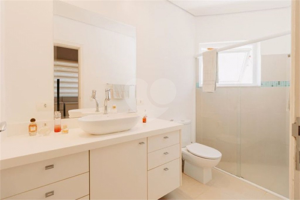 Casa à venda com 5 quartos, sendo 4 suítes, no condomínio Figueira Garden, Atibaia - SP