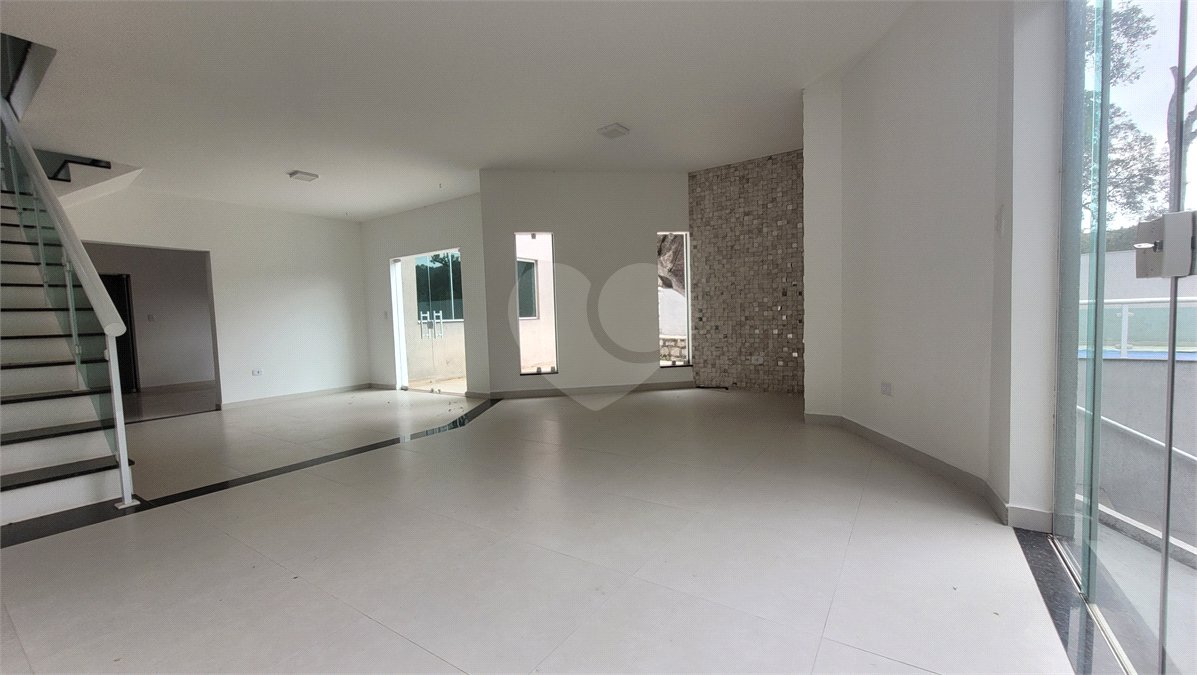 Casa à venda com 4 quartos, sendo 1 suíte, no condomínio Parque Suiça, Caieiras - SP
