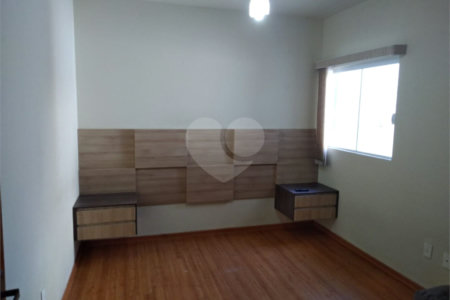 Sobrado à venda com 2 quartos em Reneville, Mairinque, SP