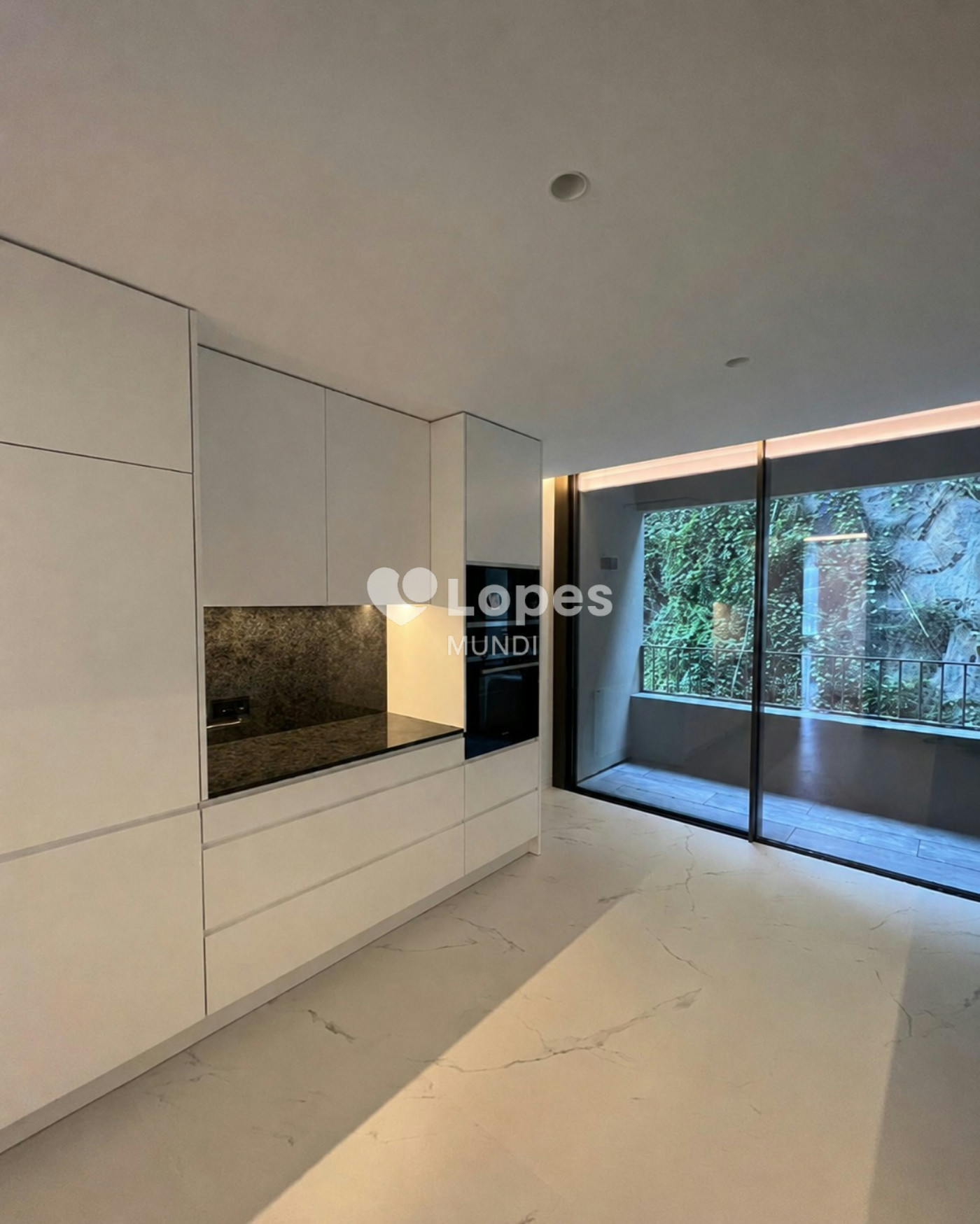 Apartamento T4 à venda em Lordelo do Ouro, Porto, Portugal – 240 m²