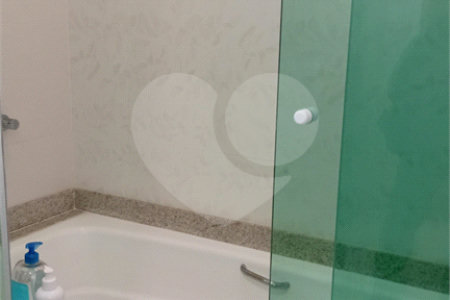 Sobrado à venda com 4 quartos, sendo 2 suítes,  em Vila Gilda, Santo André, SP