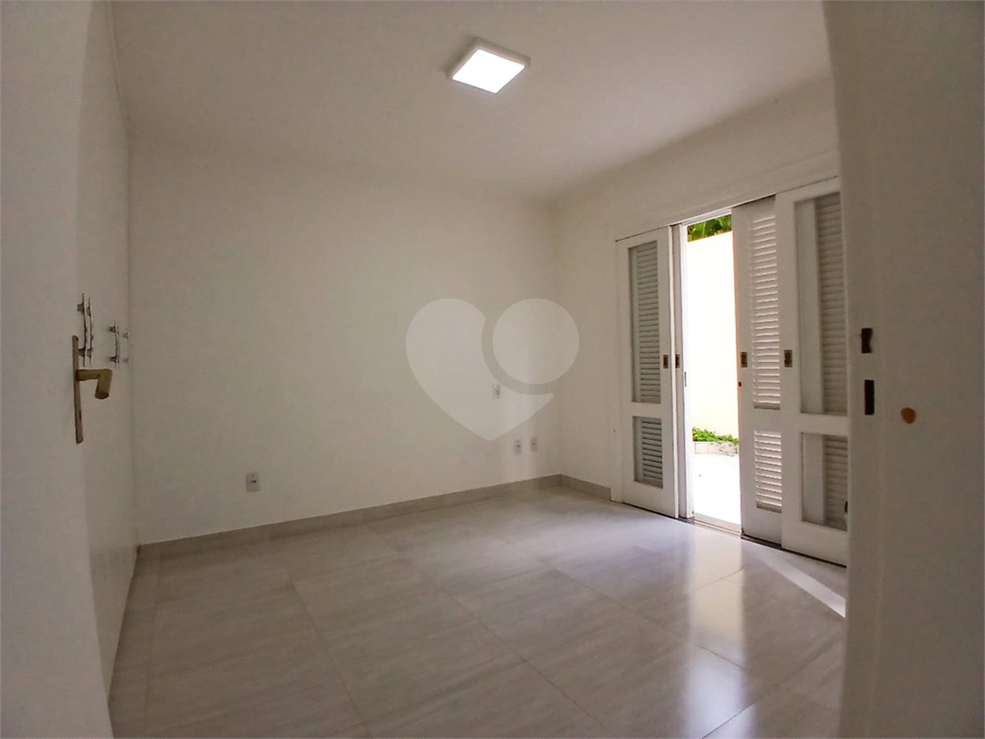 Casa à venda com 4 quartos, sendo 2 suítes, no condomínio Flamboyant, Atibaia - SP