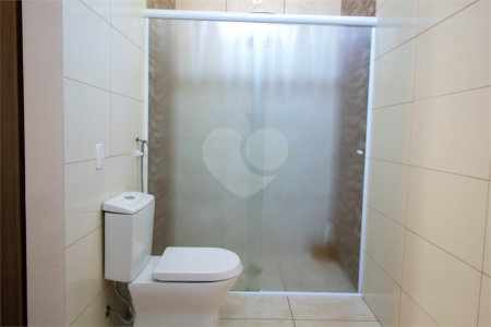 Sobrado à venda com 4 quartos, sendo 1 suíte,  em Vila Aguiar, São Roque, SP