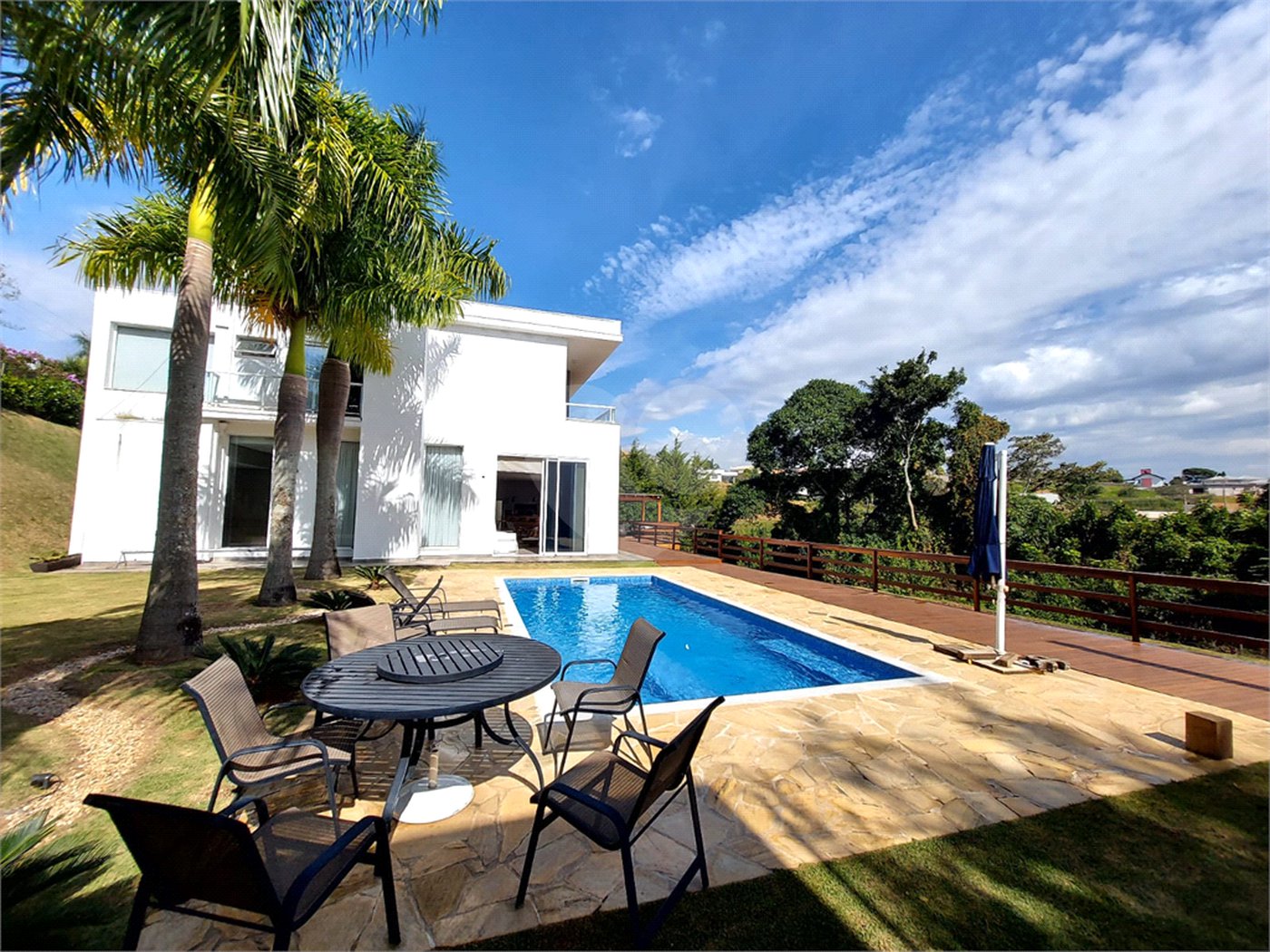 Casa à venda ou para alugar com 4 suítes no condomínio Jardim Primavera, Louveira - SP