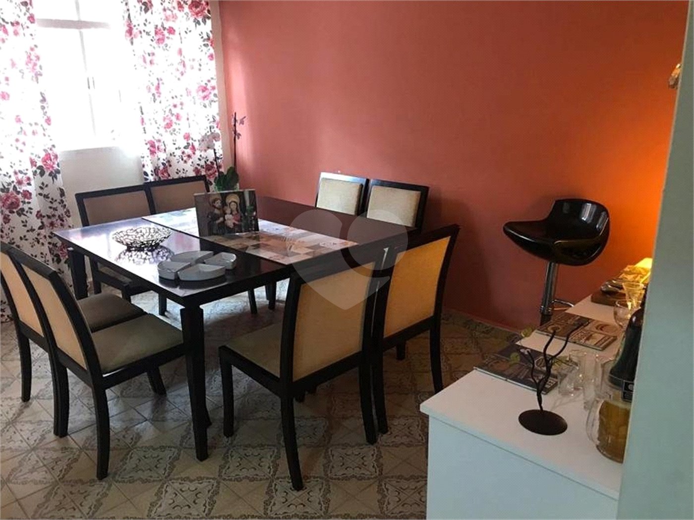 Casa com 202m² , 4 dormitórios , sendo 1 suíte , 3 vagas de garagem.