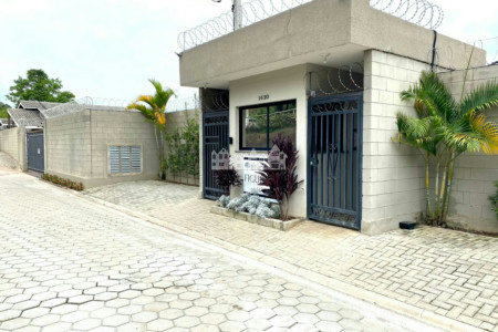 Casa à venda com 2 quartos, sendo 1 suíte, no condomínio Figueiras, Atibaia - SP