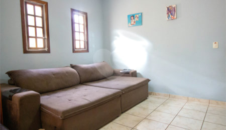 Sobrado à venda com 4 quartos, sendo 1 suíte, em Vila Aguiar, São Roque, SP