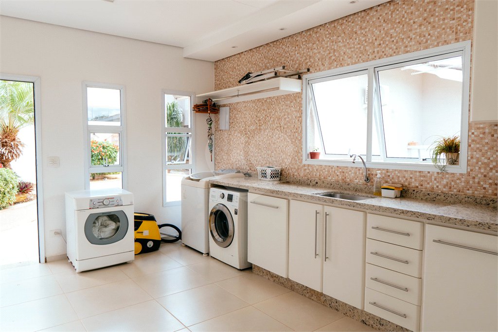 Casa à venda com 5 quartos, sendo 4 suítes, no condomínio Flamboyant, Atibaia - SP