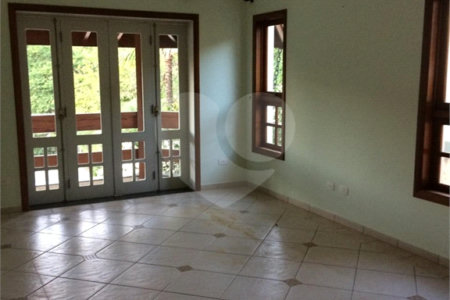 Casa à venda com 4 quartos, sendo 2 suítes, no condomínio Flamboyant, Atibaia - SP