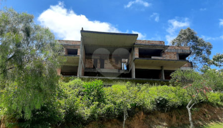 Sobrado à venda com 4 suítes em Roseira, Mairiporã, SP