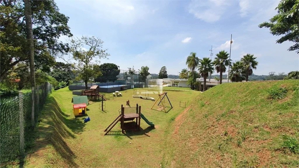 Casa à venda com 4 quartos, sendo 3 suítes,  no condomínio Vintage, Cotia - SP