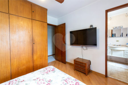 Casa à venda com 4 quartos, sendo 2 suítes, em Campo Belo, São Paulo, SP
