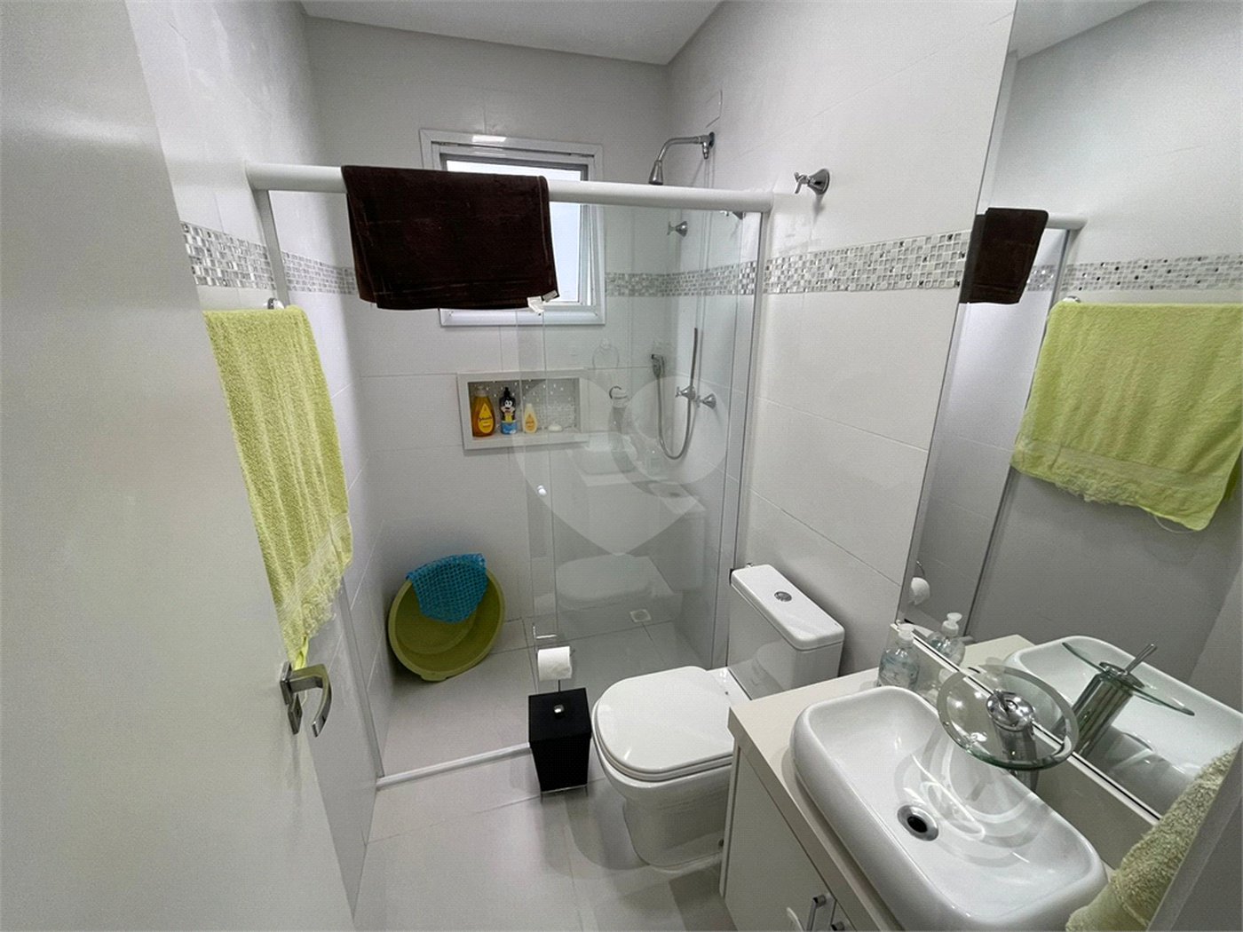 Casa à venda com 1 quarto, sendo 3 suítes, no condomínio Aruã Brisas I, Mogi das Cruzes - SP