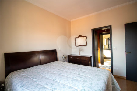 Sobrado à venda com 5 quartos, sendo 3 suítes, no Centro, São Roque, SP