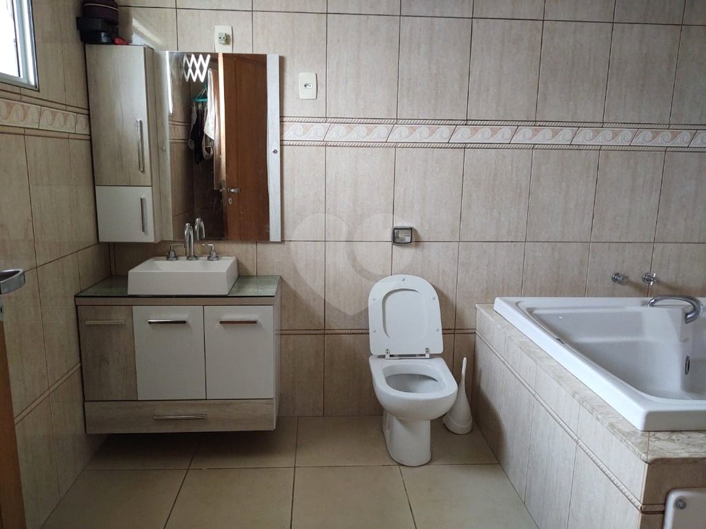 Casa à venda com 4 quartos, sendo 1 suíte, no condomínio Portobello, Sorocaba - SP