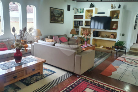 Casa à venda com 4 quartos, sendo 1 suíte, em Interlagos, São Paulo, SP