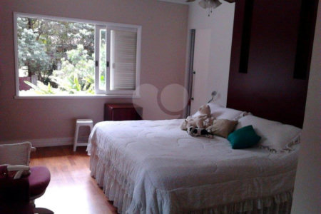 Sobrado à venda com 4 quartos, sendo 1 suíte, em Alto da Boa Vista, São Paulo, SP
